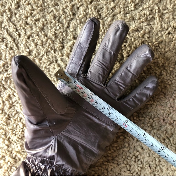 Isotoner Womens' Lined Touchscreen Gloves - Picture 9 of 9